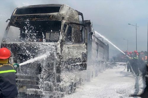 Xe tải bốc cháy trên quốc lộ 1A