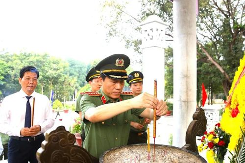 Bộ trưởng Bộ Công an Lương Tam Quang dâng hương tại Ban An ninh Trung ương Cục miền Nam