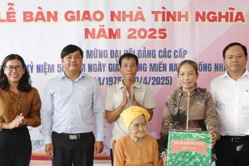 Trao nhà tình nghĩa đến gia đình chính sách tại quận 12