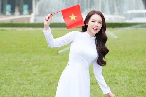 Sao Việt: MC Đan Lê đến Fukushima, Hiền Thục khoe ảnh con gái chụp, người mẫu Minh Triệu đón sinh nhật bất ngờ