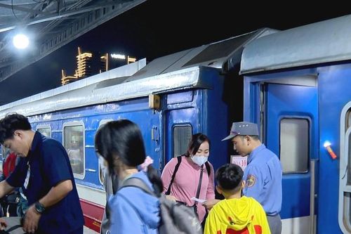 Hơn 76.000 vé tàu đã được bán dịp lễ 30/4, đường sắt tiếp tục tăng chuyến