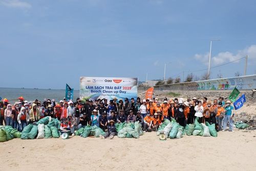 Chung tay dọn rác bãi biển nhân Ngày Trái đất 2025
