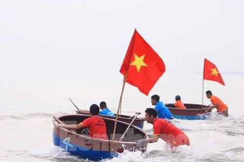 Xem lướt sóng đua thuyền mủng trên biển Cửa Lò