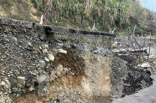 Cận cảnh những đoạn sạt lở nghiêm trọng trên cung đường ven hồ thủy điện Hòa Bình
