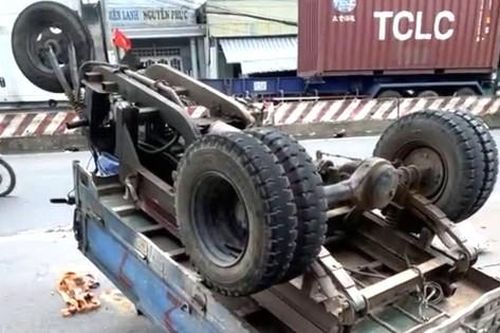 Xe ba gác lật ngửa, tài xế tử vong
