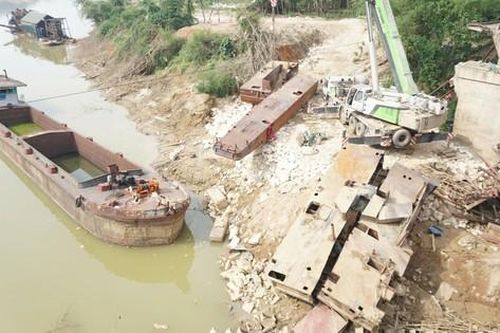 Trục vớt những con tàu chìm, vô chủ dưới chân cầu tại Yên Bái