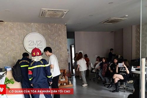 Một người nước ngoài bị mắc kẹt trong thang máy