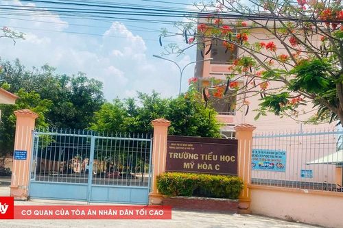 8 học sinh nhập viện sau khi uống trà sữa lạ