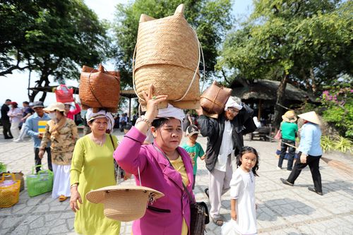 Hàng nghìn người Chăm đội lễ vật đến Tháp Bà Ponagar tưởng nhớ bà Thiên Y Ana