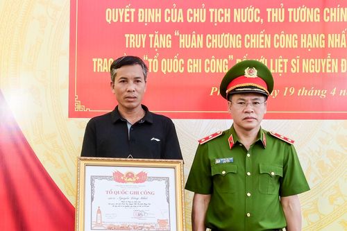 Trao bằng 'Tổ quốc ghi công' cho thân nhân liệt sỹ Nguyễn Đăng Khải