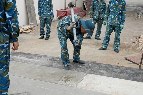 Bộ đội xây 'đường băng' cho xe tăng tiến vào sân vận động Mỹ Đình