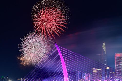 Hàng nghìn người đổ về bờ sông Sài Gòn xem pháo hoa