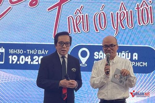 Danh ca Elvis Phương 80 tuổi vẫn hát máu lửa, kể chuyện tình lãng mạn với vợ