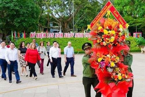Đoàn cán bộ lãnh đạo, quản lý của Đảng Cộng sản Cuba tưởng niệm Chủ tịch Hồ Chí Minh tại Khu Di tích Quốc gia đặc biệt Kim Liên
