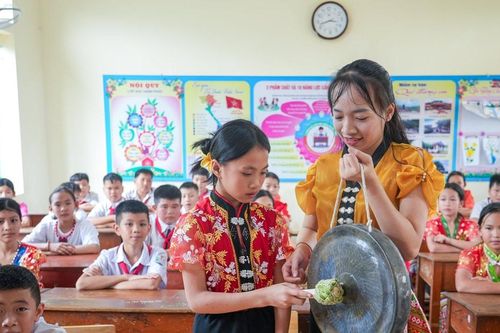 Ngôi trường ở Nghệ An đưa cồng chiêng, sáo trúc... vào lớp học