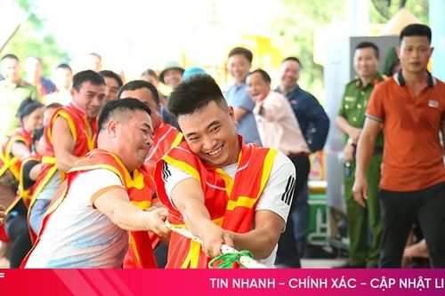 Sôi nổi hội thi gói bánh chưng, kéo co ở đền Thánh Mẫu