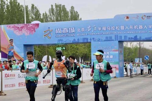 Trung Quốc tổ chức cuộc đua bán marathon đầu tiên giữa robot và con người