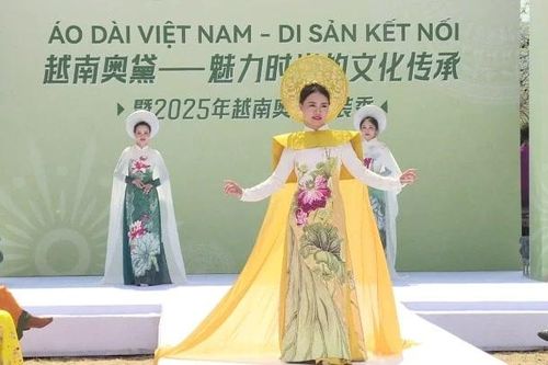 Áo Dài Việt Nam tỏa sáng trên sân khấu ở Bắc Kinh
