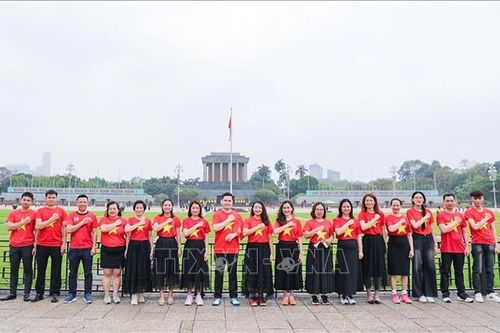 Hà Nội rực rỡ sắc cờ Tổ quốc chào mừng 50 năm thống nhất đất nước