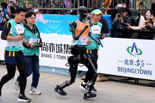 Robot chạy thi với người trong cuộc thi đầu tiên trên thế giới, bị bỏ xa hàng kilomet