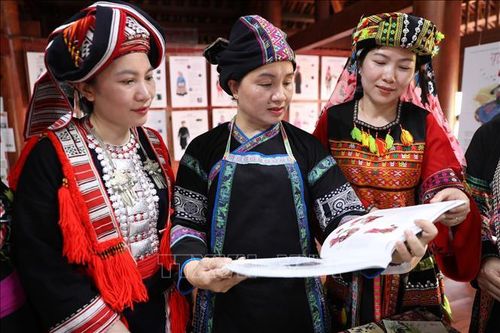 Tôn vinh vẻ đẹp phụ nữ các dân tộc qua triển lãm đầy màu sắc tại Hà Giang