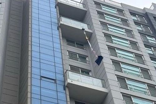 Ra ban công tưới cây, cụ bà 70 tuổi gặp 'sự cố nhớ đời'