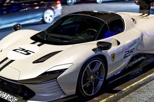 Ferrari Daytona SP3 của siêu đầu bếp Gordon Ramsay bị bắt gặp trên đường phố