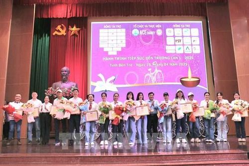Bến Tre tặng hàng trăm phần quà cho học sinh có hoàn cảnh khó khăn