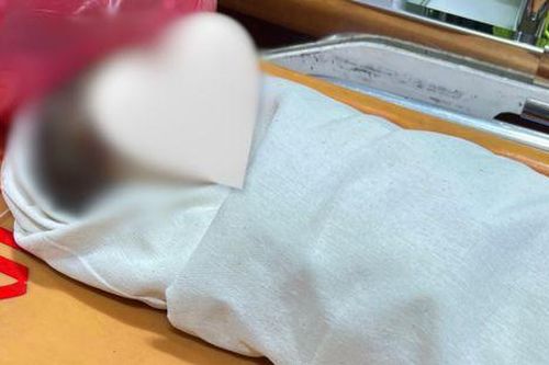 Người mẹ sinh con bên đường rồi bỏ đi chơi Songkran, đứa bé không sống sót sau đó