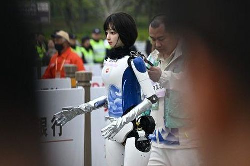 Vận động viên robot tham gia thi chạy cùng con người