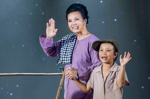 Diễn viên Kiều Chinh mở màn buổi giới thiệu ê kíp phim 'Chiếc kén'
