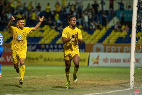 Đông Á Thanh Hóa: 'Rũ bùn đứng dậy'...