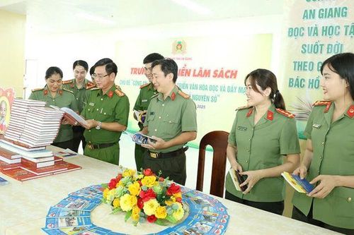 Công an tỉnh An Giang khai mạc triển lãm sách