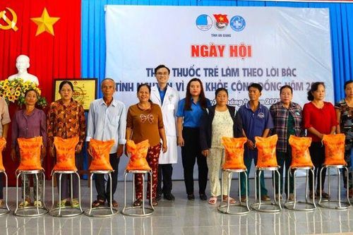Thầy thuốc trẻ làm theo lời Bác, vì sức khỏe cộng đồng