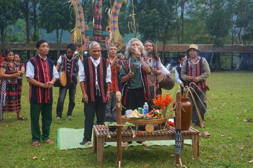 Người Cơ tu giữ rừng