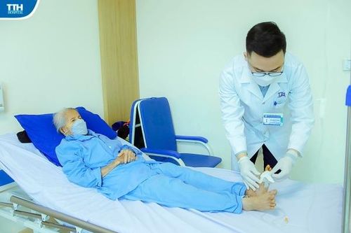 Hai chân đau do tắc động mạch chủ bụng không cần can thiệp phẫu thuật có được không?