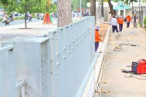 Biên Hòa tháo dỡ hàng rào phía trước Trung tâm Sự kiện và đối ngoại tỉnh
