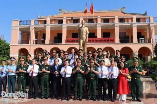 Thượng tướng Lê Huy Vịnh dâng hương tri ân Chủ tịch Hồ Chí Minh