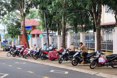 Đón con cổng trường