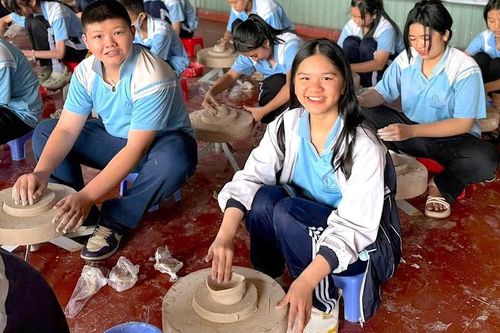 Gần 250 học sinh Trường THCS Nguyễn Du trải nghiệm làm gốm