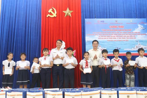 Trao 100 suất quà cho ngư dân và học sinh nghèo vượt khó ở xã Phước Đồng