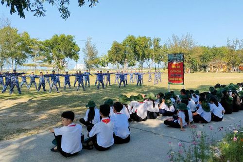 Hơn 100 học sinh ở Cam Lâm tham gia chương trình 'Một ngày làm chiến sĩ' ở Lữ đoàn 101