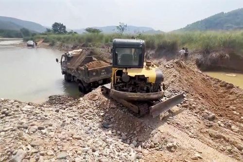 Điều tra làm rõ vụ khai thác cát trái phép trên sông Đạ Huoai
