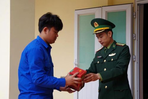 Cán bộ Biên phòng chung tay giúp dân xây dựng kinh tế hộ gia đình