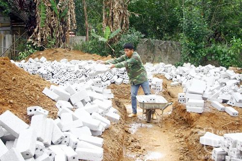 Người dân vùng cao ngày càng ưa chuộng gạch không nung