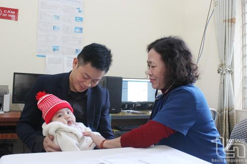 Bỏ kỷ luật đảng viên sinh con thứ ba: Có giúp cân bằng giới tính khi sinh?