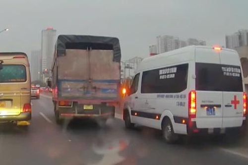 Ô tô tải quyết không nhường đường cho xe cứu thương