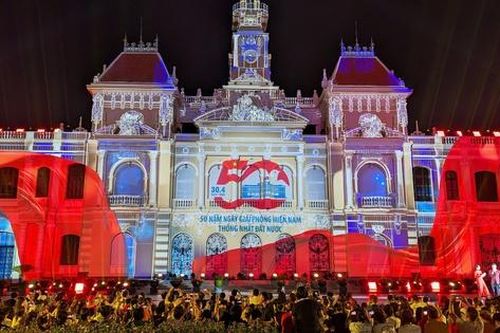 Hàng ngàn người tới UBND TP.HCM thưởng thức bữa tiệc ánh sáng 'Sắc màu Thành phố Bác'