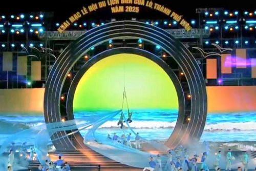 Khai hội du lịch biển Cửa Lò năm 2025