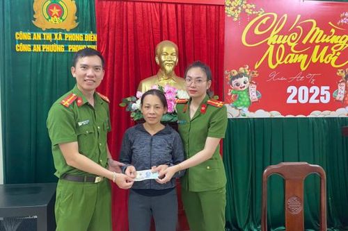Nữ thợ may vui mừng khi được Công an phường trao trả số tiền đánh rơi